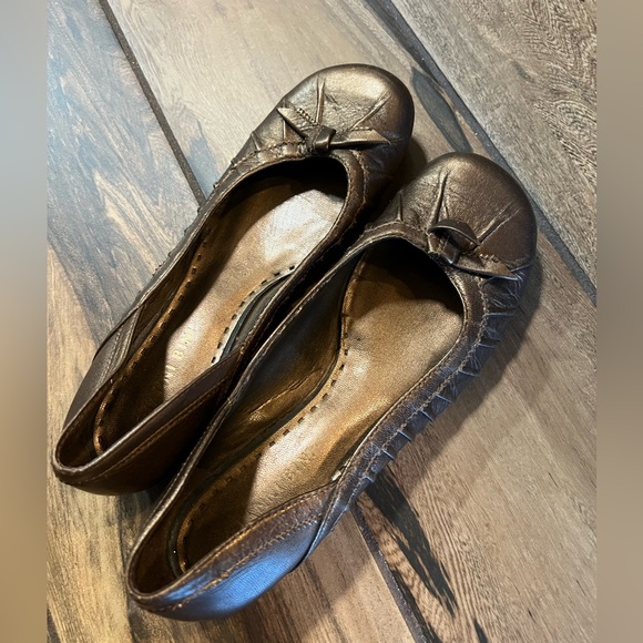 Gianni Bini Metallic Bronze Flats - Picture 1 of 6